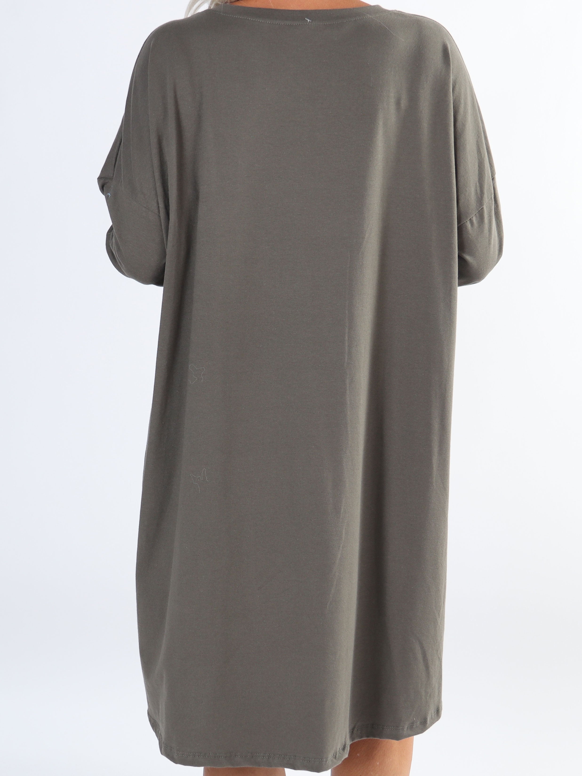 Amal - Lang plus size kjole i bomuld med tryk foran